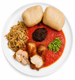 Doukounou servi avec sauce et accompagnement traditionnel